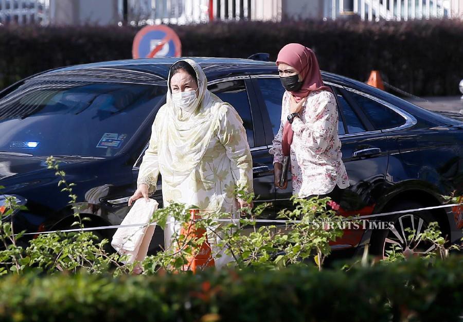 This December 13 pix shows Datin Seri Rosmah Mansor waiting at the Kuala Lumpur Courts Complex, for her to be allowed to enter the court. However, she was denied access due to her MySejahtera status. -NSTP/HAZREEN MOHAMAD