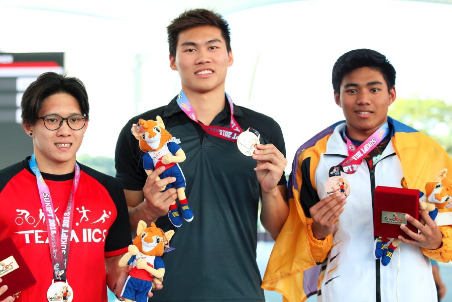 National athlete Wong Fu Kang (center) does not take the challenge posed by his competitors lightly at the 2018 Insitutions of Higher Learning Games (SUKIPT) even though he takes to the pool as the top swimmer at the meet. Pic by NSTP/ZUNNUR AL SHAFIQ