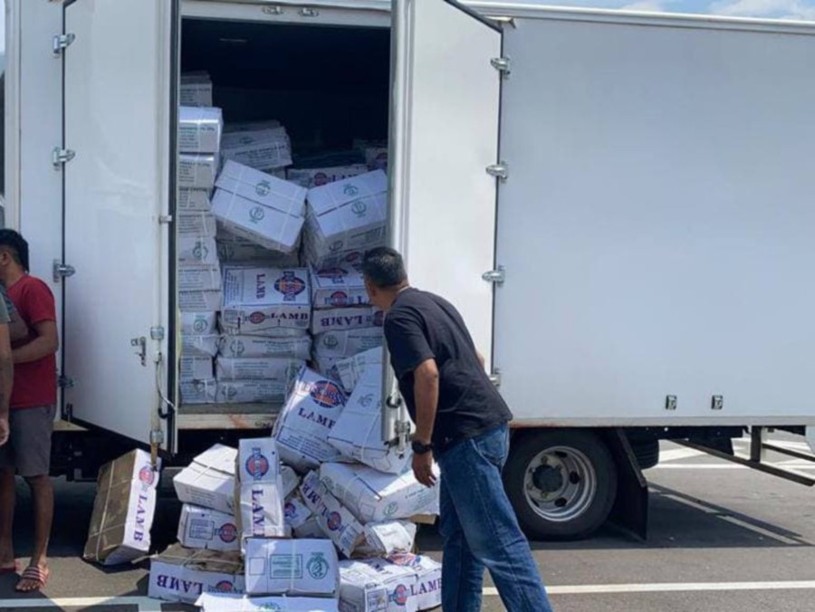 Police have busted a syndicate involved in stealing frozen meat, following the arrest of four men in Senai, Johor yesterday and seizure of 395 boxes of frozen mutton and buffalo meat stolen from a shop in Taman Inderawasih. -Pic courtesy of PDRM