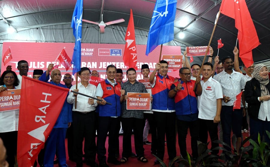 Rafizi Ramli (centre) launching the Unity government’s election machinery for the up coming Sungai Bakap by-election in Sungai Bakap on June 9. - BERNAMA PIC