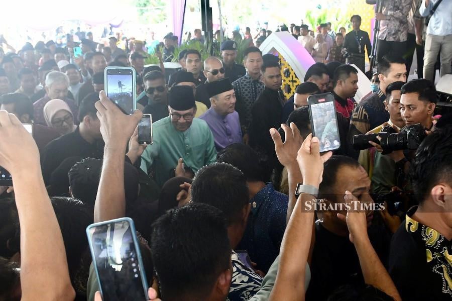 Prime Minister Datuk Seri Anwar Ibrahim mingles with the crowd during the Madani Hari Raya Aidilfitri celebration at the Sabah International Convention Centre in Kota Kinabalu. - NSTP/MOHD ADAM ARININ
