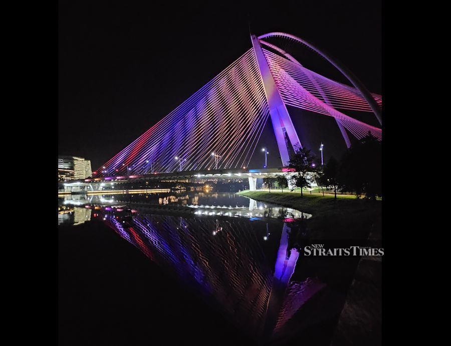 Samsung’s Nightography capabilities make low-light photos and videos look stunning, such as this night shot of Seri Wawasan Bridge in Putrajaya.