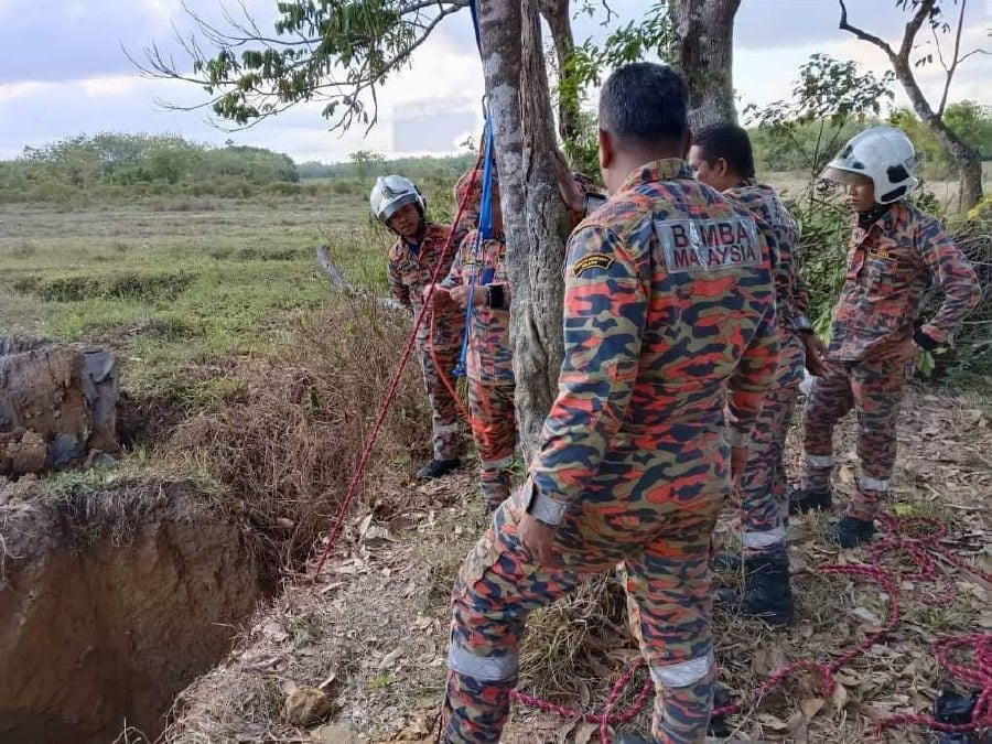 A well-digger was buried alive while lowering a cement ring into a newly dug well at the Kampung Gelam Mosque, Tok Uban, in  Pasir Mas yesterday. - Pic courtesy of Bomba