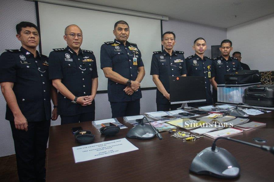 Police Anti-Money Laundering Criminal Investigation Division head Datuk Mohammed Hasbullah Ali (3rd from left) said the syndicate, the first of its kind, had been operating for a year and had successfully conducted transactions amounting to RM576 million annually as turnover. - NSTP/GENES GULITAH