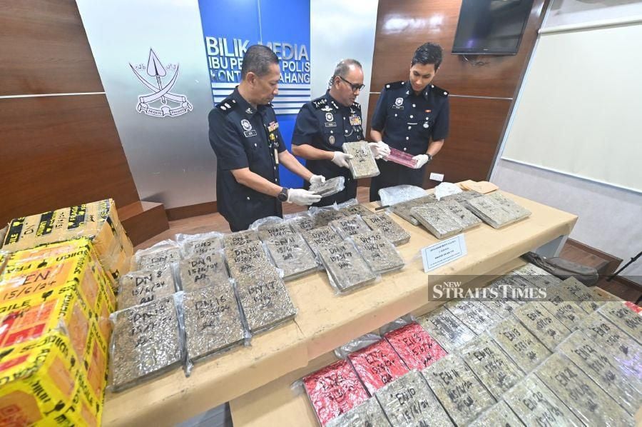Pahang acting police chief Datuk Noor Hisam Nordin (middle) with the seized drugs during a press conference at the state police headquarters in Kuantan. - NSTP/LUQMAN HAKIM ZUBIR