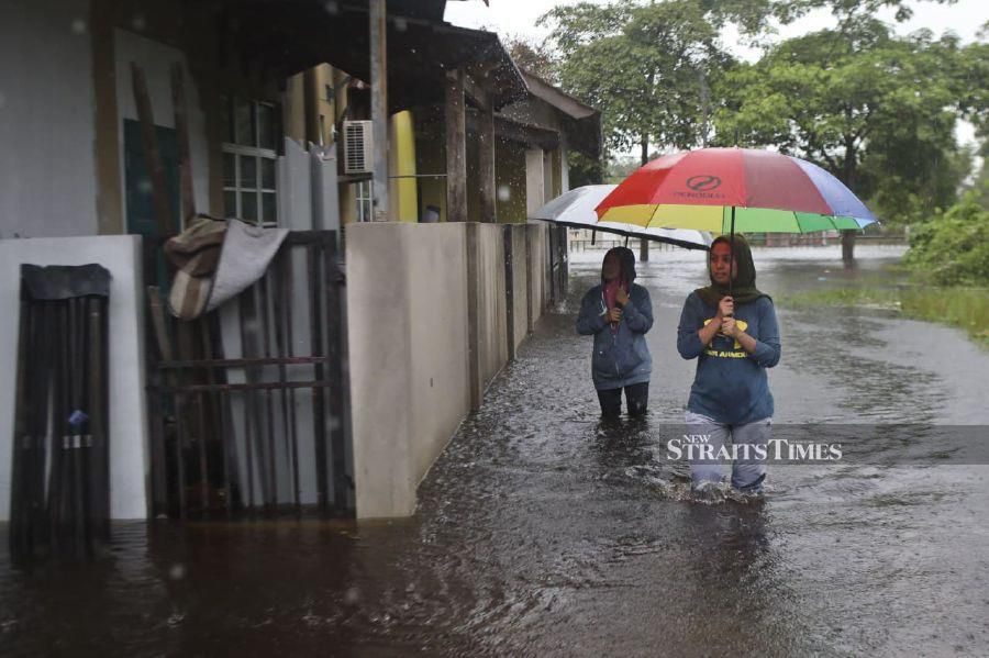 The continuous heavy rain and high tide that is expected to hit coastal areas at 11.30pm tonight could result in more people being evacuated due to rising water levels.- NSTP/GHAZALI KORI.