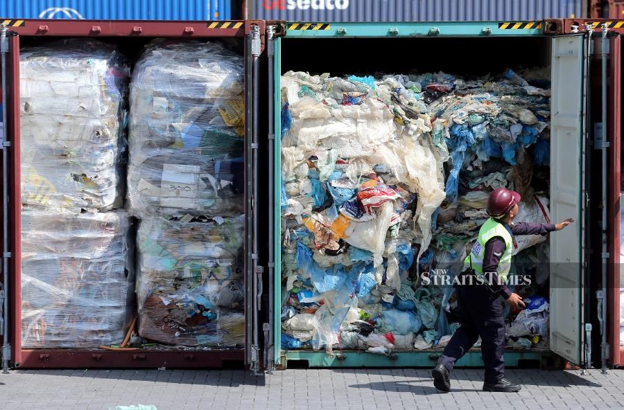 Malaysia to send back 60 containers of foreign garbage 