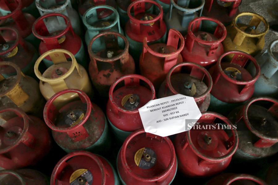 Some of the gas cylinders seized from the suspects. - NSTP/FARIZUL HAFIZ AWANG