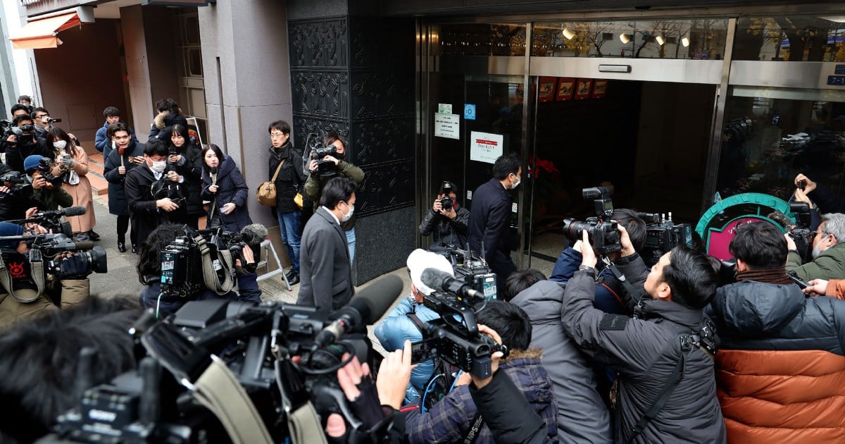 Japan Prosecutors Raid Ruling Party Offices Over Kickback Scandal | New ...