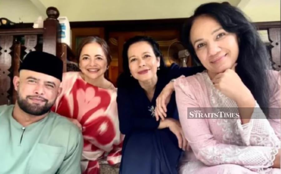Gayatri with Zul and his sisters during Hari Raya (Instagram gayapillai)