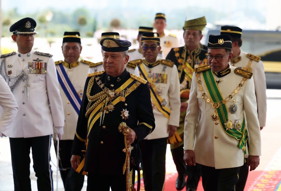  His Majesty Sultan Ibrahim of Johor arrives at Istana Negara for the oath of office ceremony as the 17th Yang di-Pertuan Agong. Also present are Prime Minister Datuk Seri Anwar Ibrahim and Defence Minister Datuk Seri Mohamed Khaled Nordin.- BERNAMA PIC