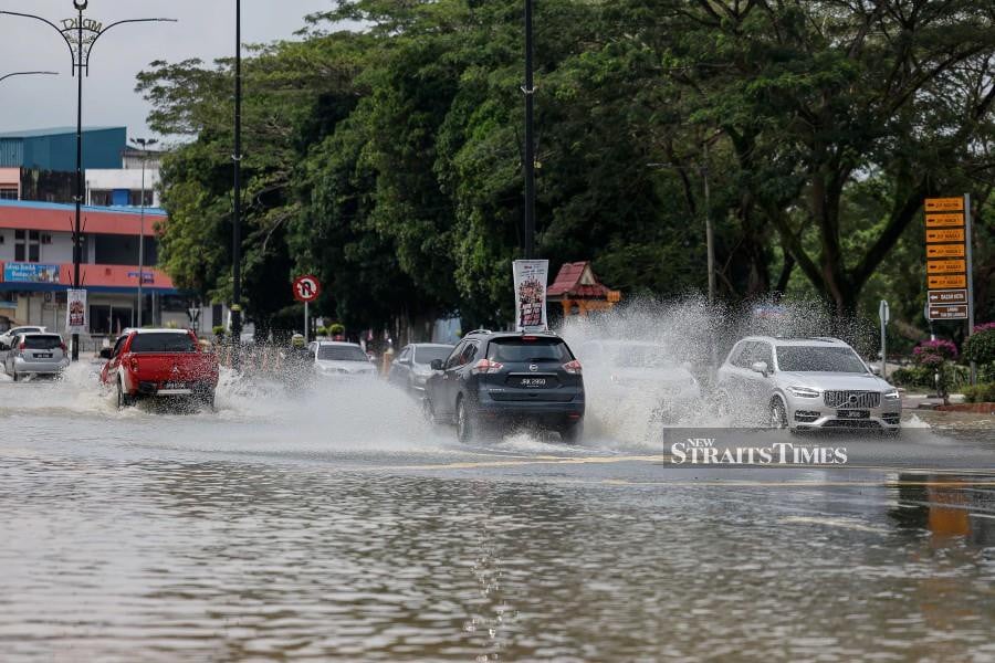 A view of a road in Bandar Kota Tinggi inundated with floodwaters. - BERNAMA PIC