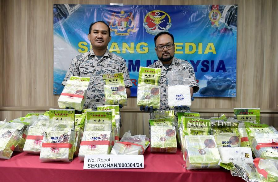 Selangor MMEA director Maritime Captain Abdul Muhaimin Muhammad Salleh (right) showing the items seized, during a press conference in Port Klang. - BERNAMA PIC