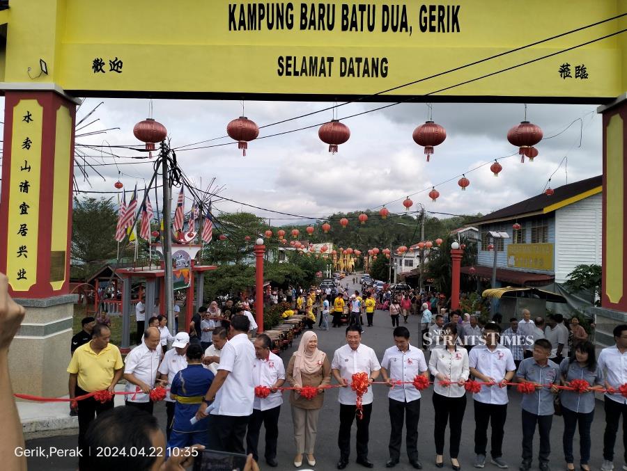 Housing and Local Government Minister Ngar Kor Ming (centre) launching the archway entrance at the Batu Dua Chinese new village in Gerik during his ‘Sentuhan Kasih KPKT’ Programme.