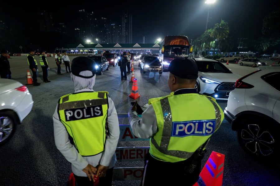 Police officers on duty during the operation at Jalan Duta toll plaza in Kuala Lumpur. - BERNAMA PIC