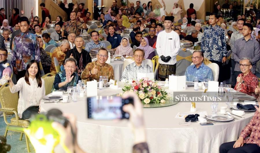 Prime Minister Datuk Seri Anwar Ibrahim, Sarawak Premier Tan Sri Abang Johari Tun Openg, Communication Minister Fahmi Fadzil and his deputy Teo Nie Ching attend the Hawana 2024 dinner in Kuching. - NSTP/NADIM BOKHARI