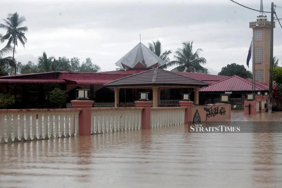 A view of the Luqman Hakim Mosque inundated with flood waters in Kampung Kelantan, Kota Tinggi, Johor. - NSTP/NUR AISYAH MAZALAN
