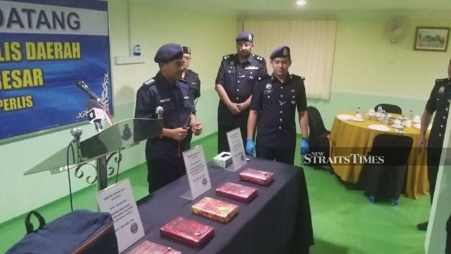 Padang Besar district police chief Assistant Commissioner Mohd Shokri Abdullah (left) showing the seized drugs, during a press conference in Padang Besar. -NSTP/AIZAT SHARIF