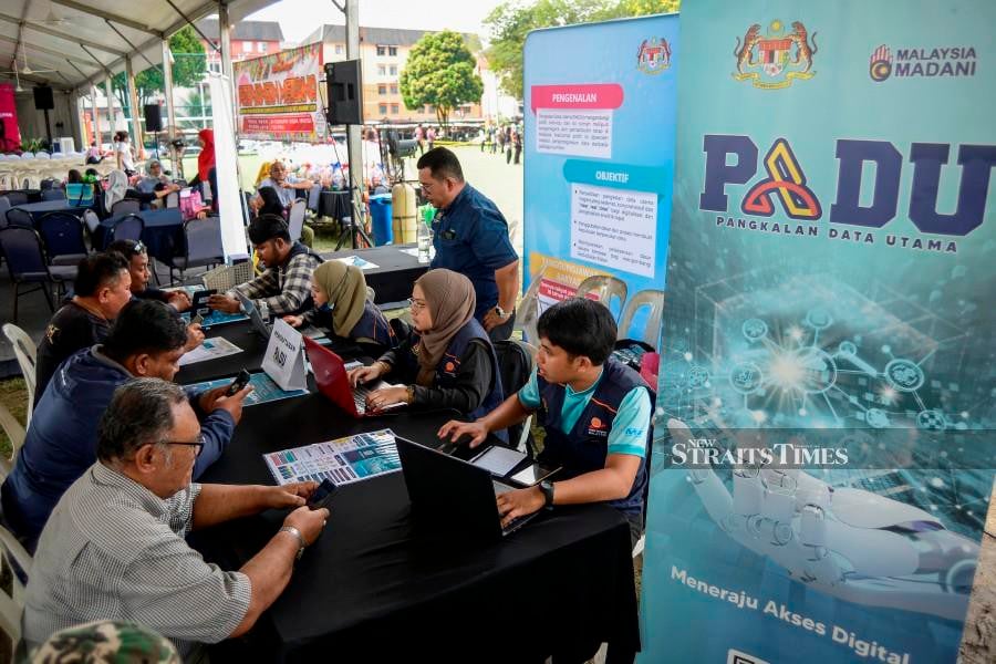An opposition member of parliament today has called on the government to ramp up efforts to accelerate registration on the Central Database Hub (Padu). NSTP/AIZUDDIN SAAD