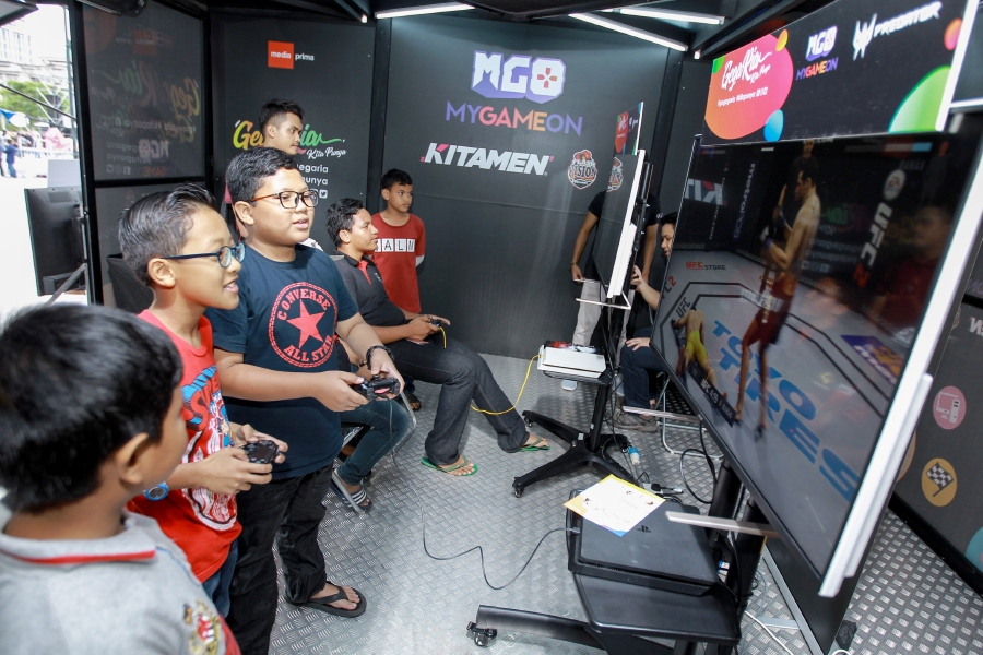  Visitors of GegaRia taking up the chance to play e-Sports for free such as Fifa 18, Tekken 7, Guitar Hero and Street Fighter. Pix by Asyraf Hamzah