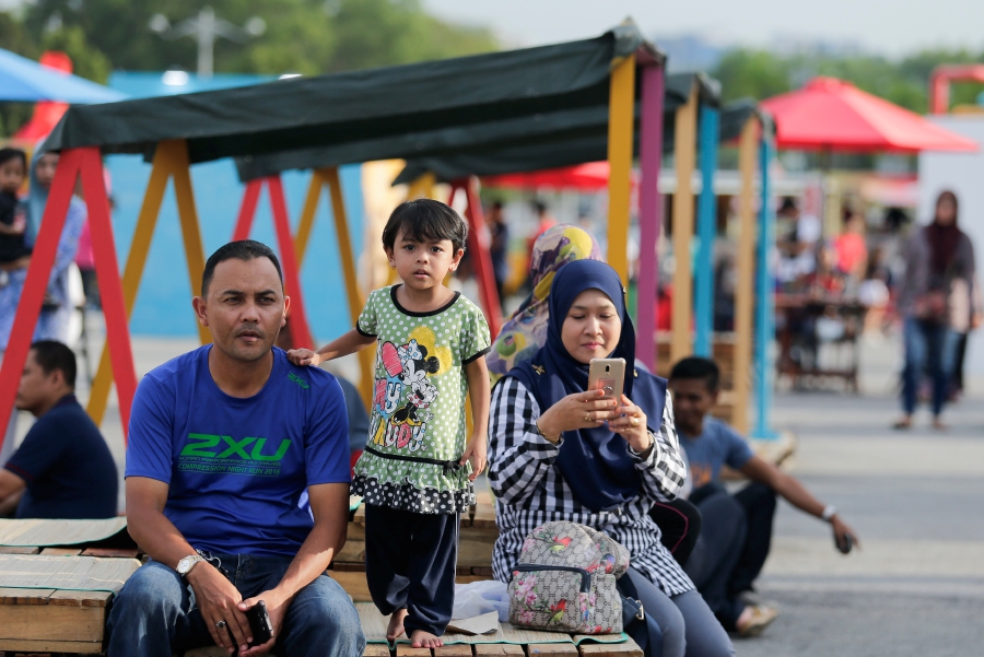  Scorching sun did not dampen the spirits of visitors who came to the second day of Media Prima Bhd’s (MPB) GegaRia fest. Pix by Luqman Hakim Zubir