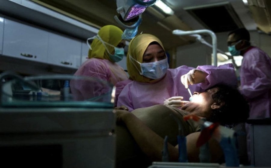 Dr Nor Azmina Ahmad Roslan, a dental officer at Seremban Health Clinic, said visitors would undergo specific procedures before receiving treatment at the mobile dental clinic provided. - BERNAMA pic