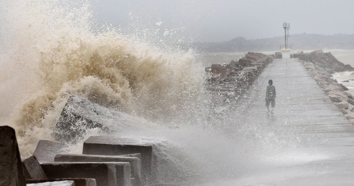 Bad Weather Warning For Kelantan, Terengganu 