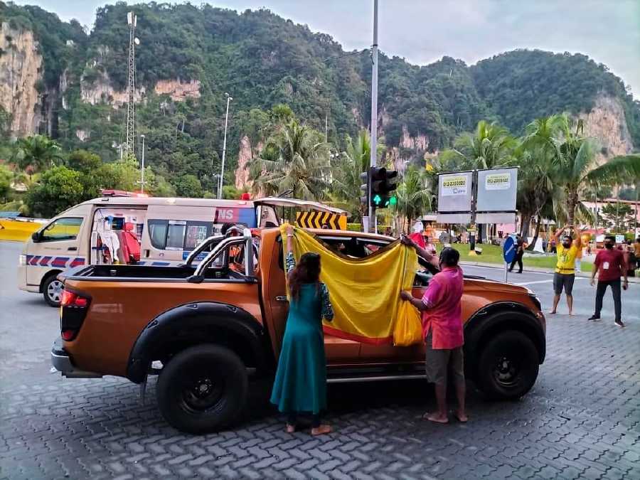 A woman gave birth inside a four-wheel drive just outside the Sri Subramaniar Temple at Batu Caves, this morning.  - Pic source from Social Media