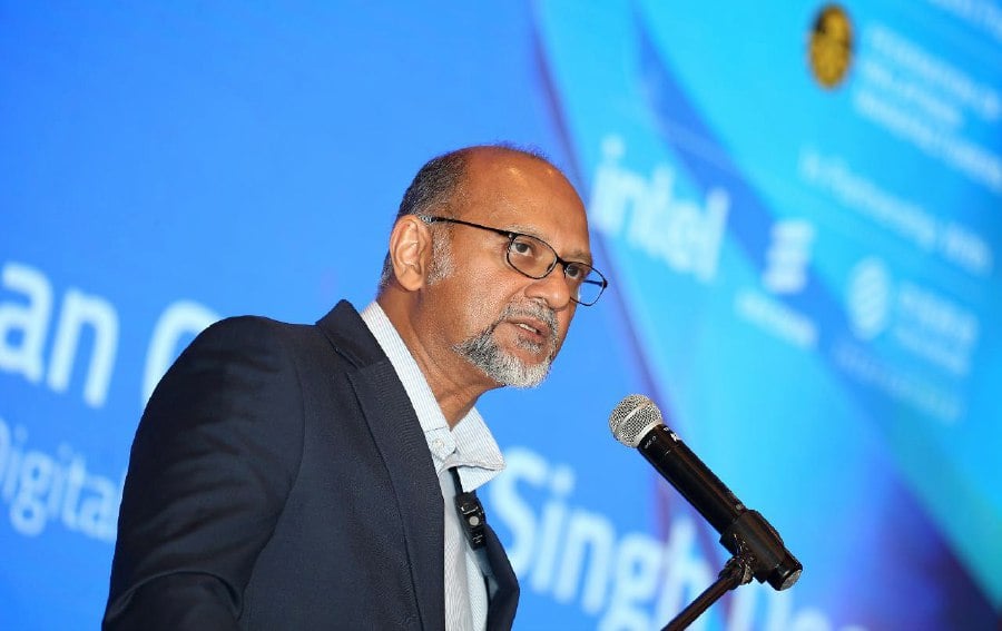 The process of selecting telecommunication operators (telcos) or mobile network operators (MNOs) for the shift to the second 5G wholesale network is anticipated to be completed by the end of the year, says Digital Minister Gobind Singh Deo.