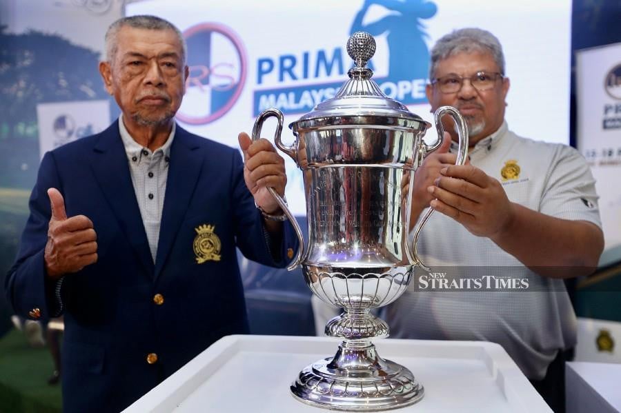 Malaysian Golf Association (MGA) president Tan Sri Mohd Anwar Mohd Nor (left) with IRS Prima Holding chief executive officer Datuk Yusuf Abdul Rahman, pose for a photo after the ceremony at The Mines Resort and Golf Club in Kuala Lumpur. -NSTP/FATHIL ASRI.