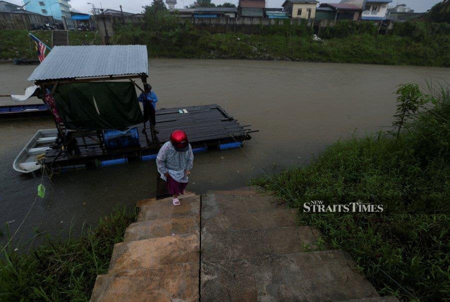 On the third day of flooding in the state, the Golok River in Rantau Panjang breached its danger mark this morning. - NSTP/NIK ABDULLAH NIK OMAR