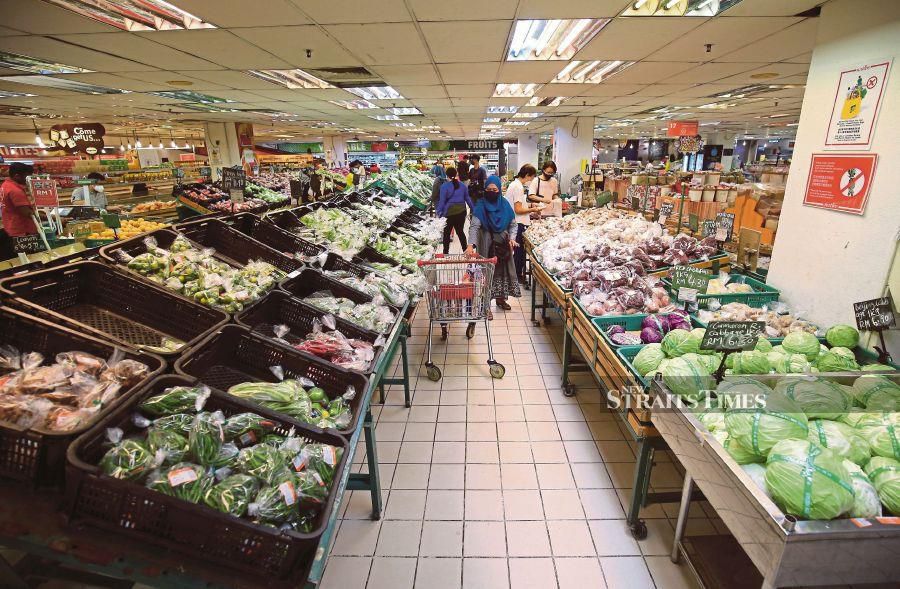 The ringgit’s declining value, continued high quantum of food imports of more than RM50 billion a year, disruptions in world supply chains and geopolitical uncertainties have pressured domestic food prices. - NSTP file pic