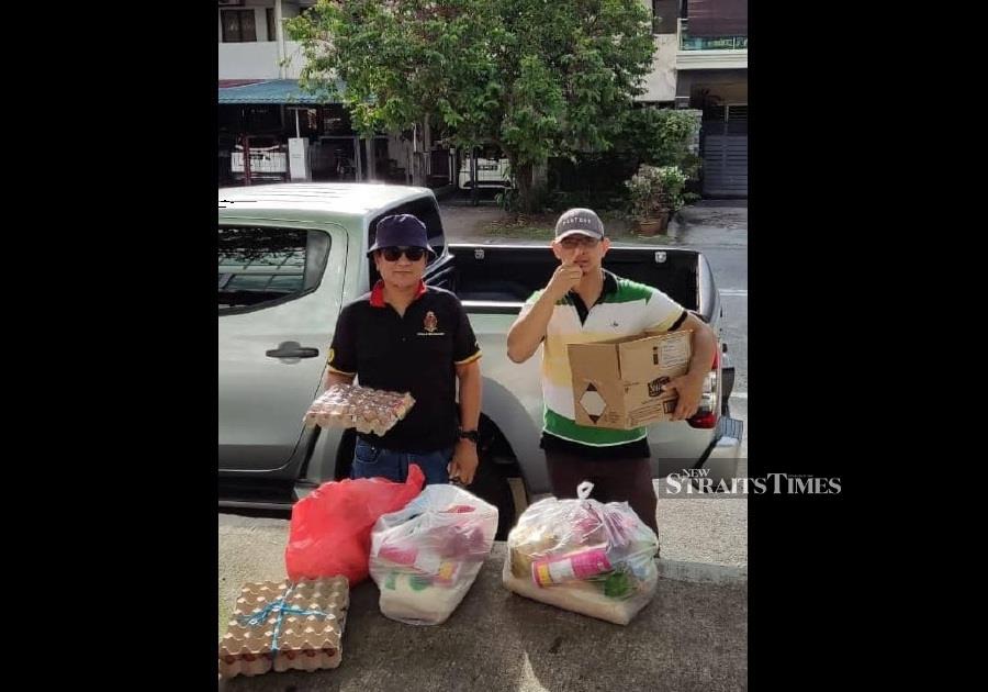 The team is led by Yazid Sufaat (left), who is self-funded and recently handed out essentials to 20 single mothers and orphans at Kg Pandan Dalam, Tmn Cempaka and PKNS PJ Flats. - NSTP/ZAINAL AZIZ