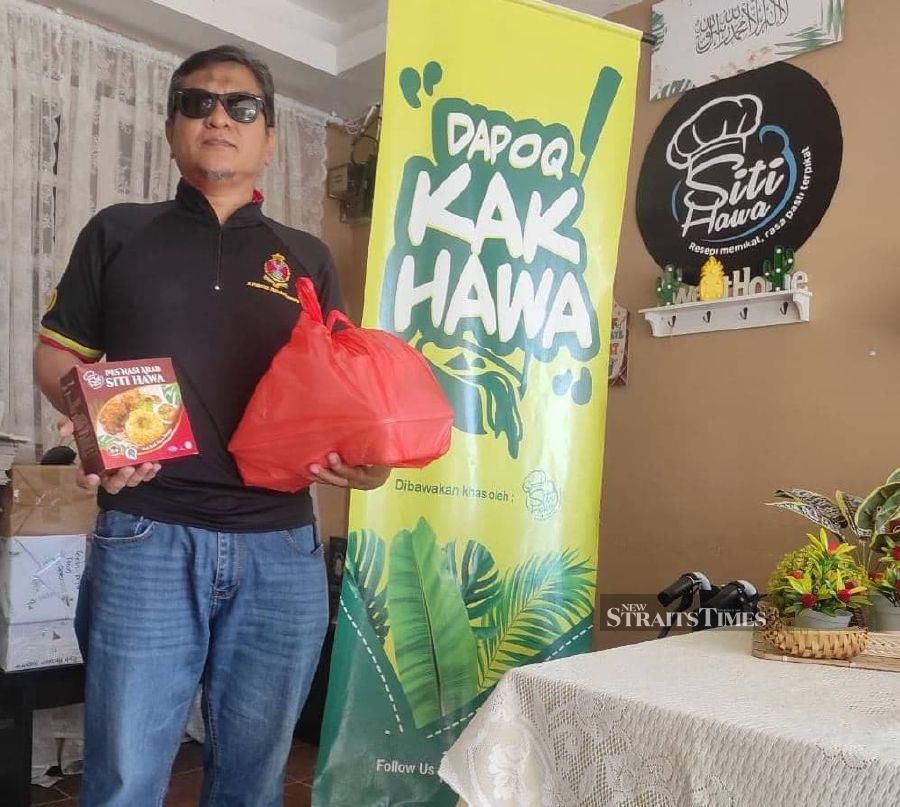 A team of good Samaritans continue to reach out to those in need by providing them with food supplies and other essentials. - NSTP/ZAINAL AZIZ.