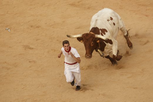 Expert American bull runner gored in Pamplona
