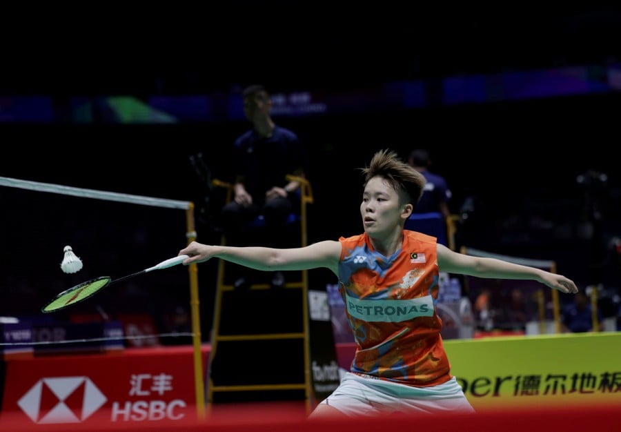 Goh Jin Wei in action against Tiffany Ho during the Uber Cup in Chengdu. - BERNAMA PIC