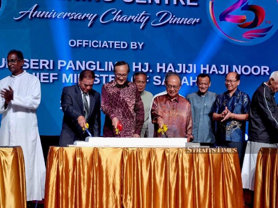 Sabah Finance Minister Datuk Seri Masidi Manjun (3rd, left), Montfort board governors chairman Tan Sri Bernard Dompok (5th, left), organising chairman Datuk Willie Wong (2nd, left) and other invited guests jointly cut the MYTC 25th anniversary cakes. - NSTP/Paul Mu.