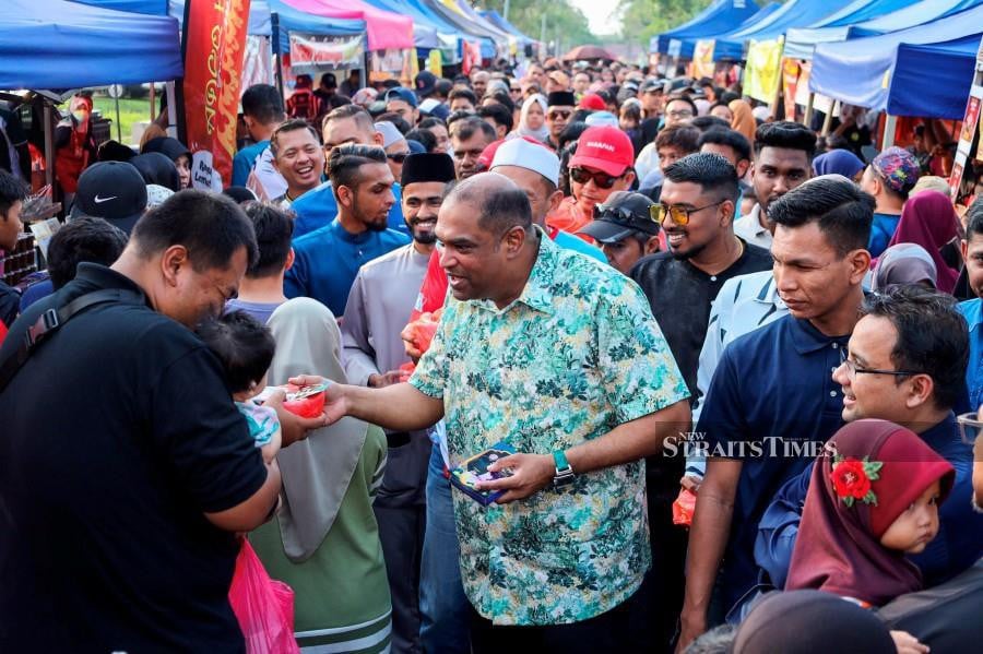 Datuk R. Ramanan handing out bubur lambuk at Ramadan bazaar in Saujana Utama. - BERNAMA PIC