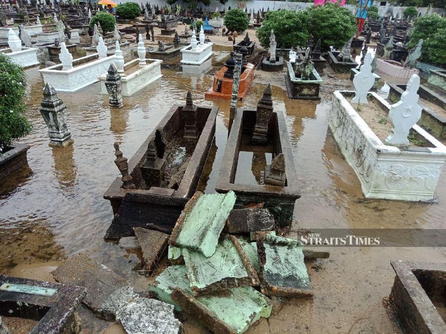 Villagers only realised it this morning when some of them spotted about 30 gravestones swept away by the flood. - NSTP/SHARIFAH MAHSINAH ABDULLAH. 