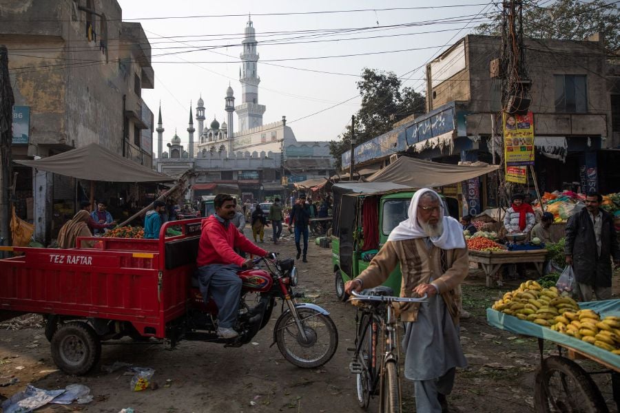 Lahore frequently ranks among the worst in the world for pollution and suffers from overcrowding and near-constant traffic. Photographer: Betsy Joles/Bloomberg