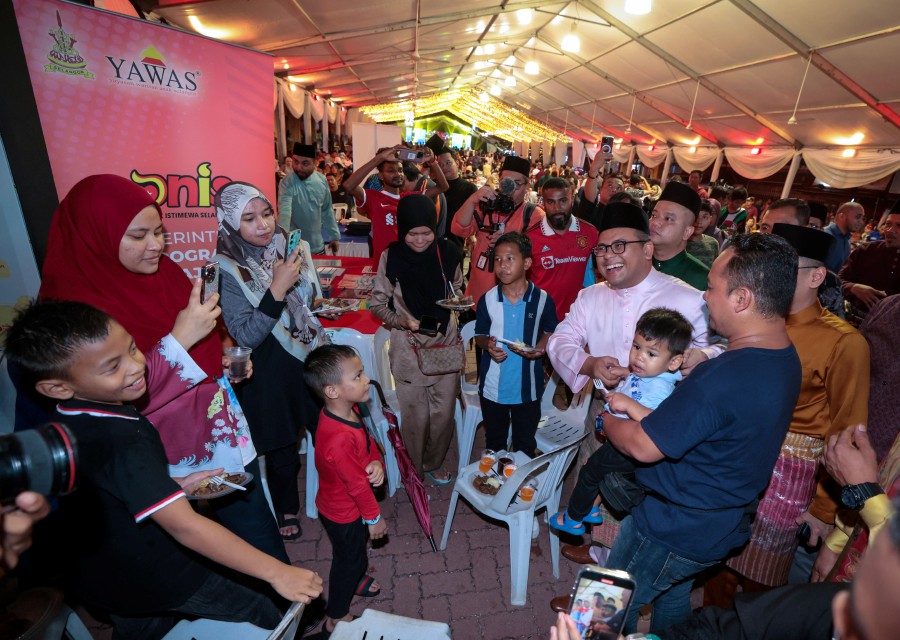 Datuk Seri Amirudin Shari mingles with the crowd during the Riuh Raya #KitaSelangor 2024 programme in Kuala Kubu Baharu. - BERNAMA PIC