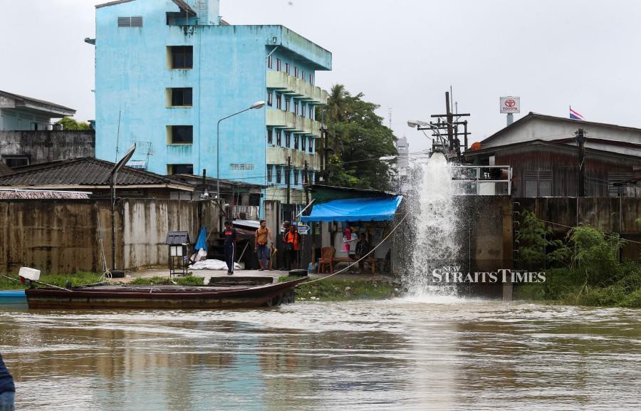 As at 9.45am, the level at the river was at 3.16m, which is 0.66m above its danger level of 2.5m. - NSTP file pic