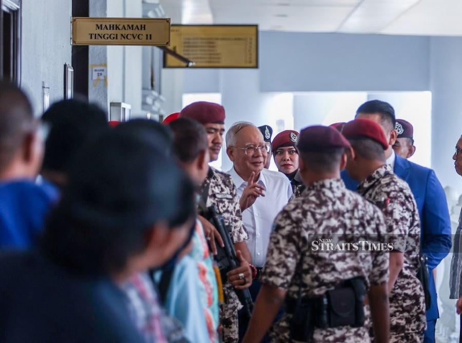 Datuk Seri Najib Razak gestures after arriving at the Kuala Lumpur High Court during his ongoing 1MDB trial on Jan 29, 2024 in Kuala Lumpur. - NSTP/ASWADI ALIAS 