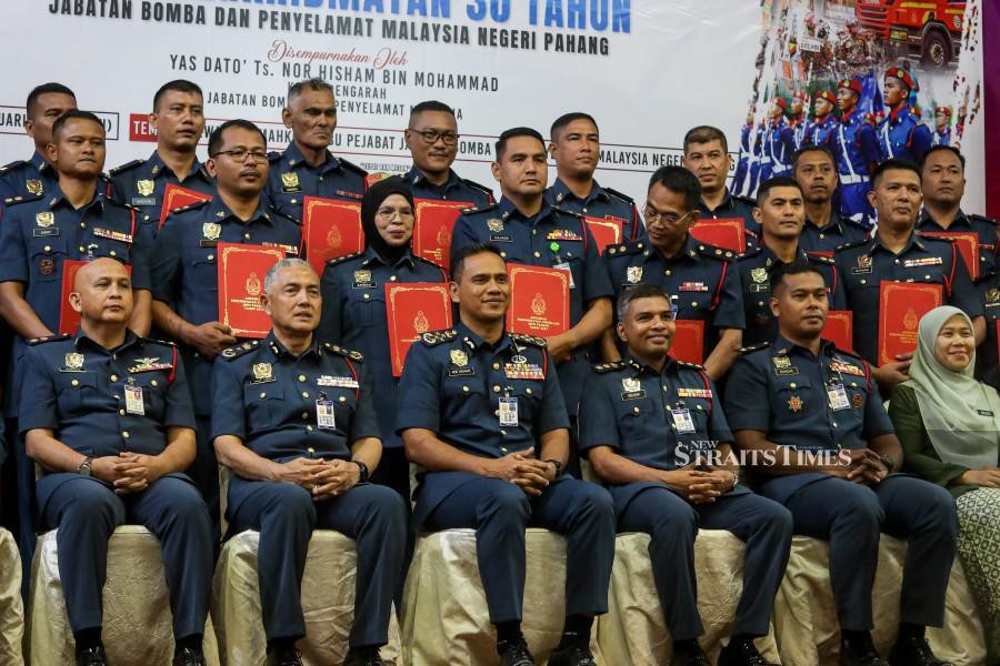 Fire and Rescue Department director Datuk Nor Hisham Mohammad (seated centre) with Pahang Fire and Rescue Department director Datuk Dr Wan Mohammad Zaidi Wan Isa (2nd-left) pose for a group photo after Outstanding Service Award (APC) ceremony in Indera Mahkota. -NSTP/LUQMAN HAKIM ZUBIR