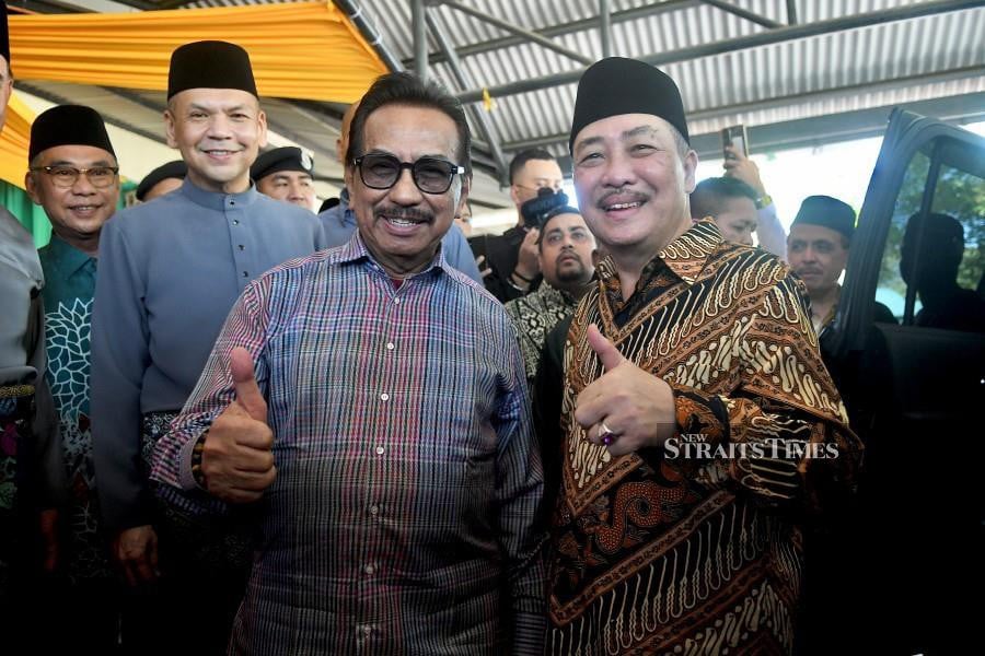 Sabah Chief Minister Datuk Seri Hajiji Noor pose for a picture with former Chief Minister Tan Sri Musa Aman during the Hari Raya celebration at Dewan SMK Pangalat, Papar.-NSTP/MOHD ADAM ARININ