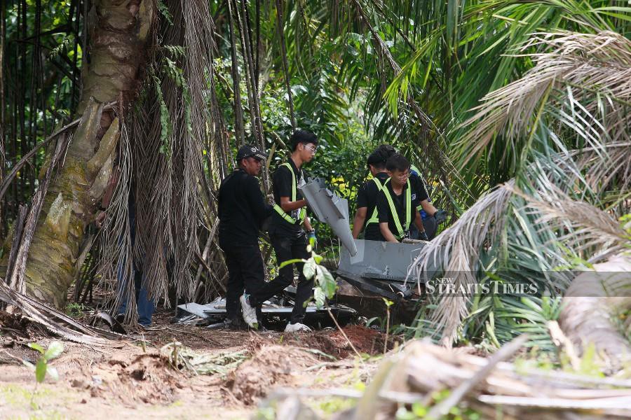 Air Accidents Investigation Bureau (AAIB) personnel inspecting the wreckage of the plane following its crash in Kapar. -NSTP/FAIZ ANUAR