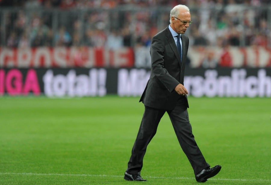  Bayern Munich's former President Franz Beckenbauer leaves the pitch before a friendly match between German first football division Bundesliga club FC Bayern Munich and Spanish team Real Madrid in Munich, southern Germany, August 13, 2010. - AFP PIC