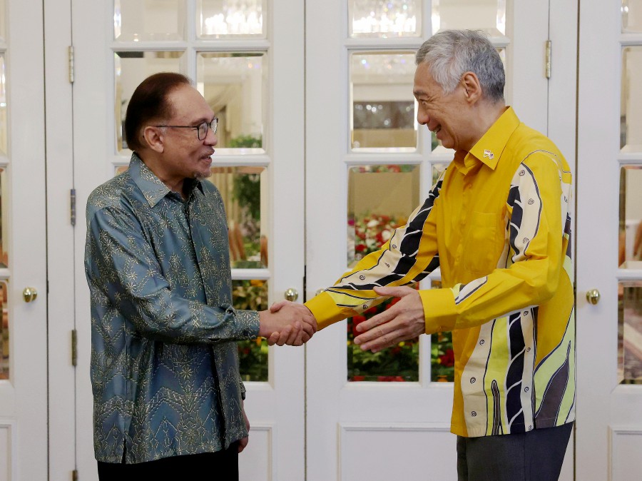Singapore Prime Minister Lee Hsien Loong (right) greets his Malaysian counterpart Datuk Seri Anwar Ibrahim during the 10th Malaysia-Singapore Leaders’ Retreat in Singapore. - BERNAMA PIC