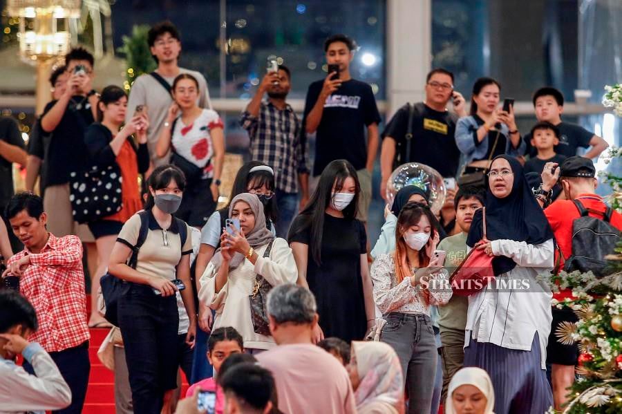 A general view of the public wearing face masks as a preventative measures against Covid-19 in Kuala Lumpur. -NSTP/AIZUDDIN SAAD