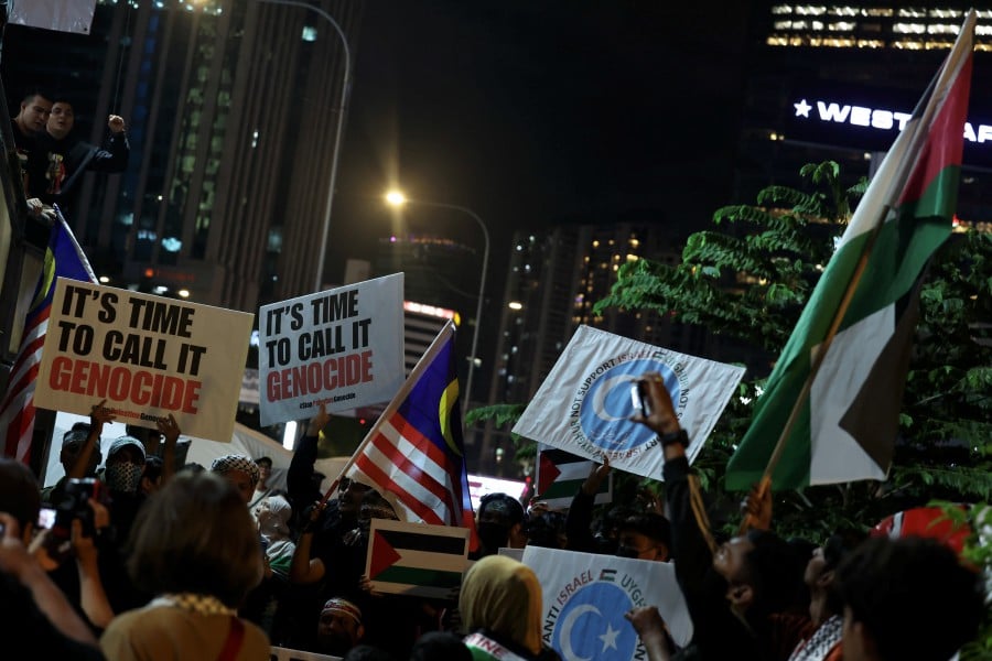 Demonstrators gesture during the Picket for Palestine programme along Jalan Tun Razak on Dec 28. - BERNAMA PIC